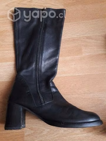 Botas negras caña alta
