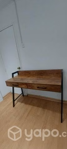 Escritorio de madera (patas metalicas)