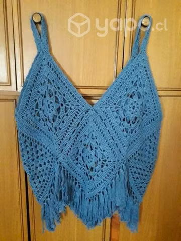 Crop top celeste a crochet