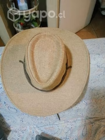 Sombrero de hombre nuevo.