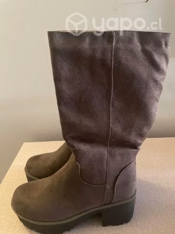 Botas nuevas, cafe