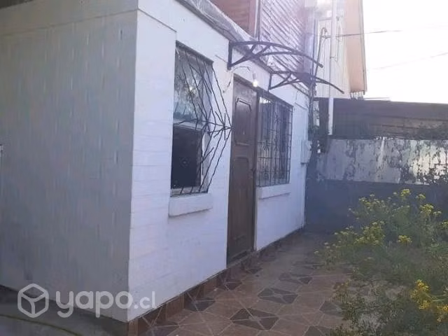 Casa .dos pisos con locomoción a la puerta