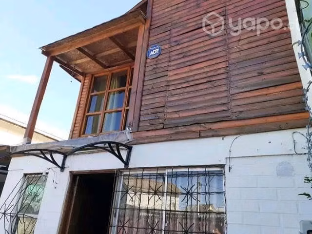 Casa .dos pisos con locomoción a la puerta