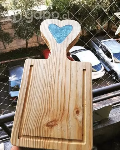 Tabla de picar hecha de madera de pino con resina
