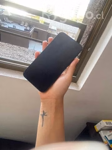 IPhone 13 negro sin detalles
