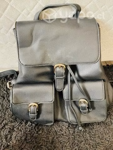Mochila negra prácticamente nueva - Imagen 2