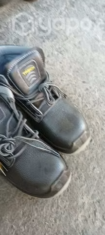 Zapatos de seguridad numero 40 nuevos.