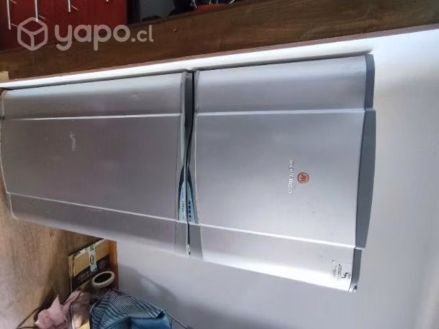 refrigerador y mesa de vidrio