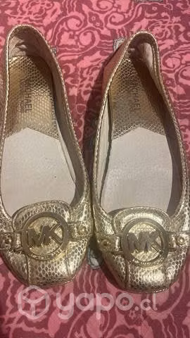 Zapato dorado nuevos