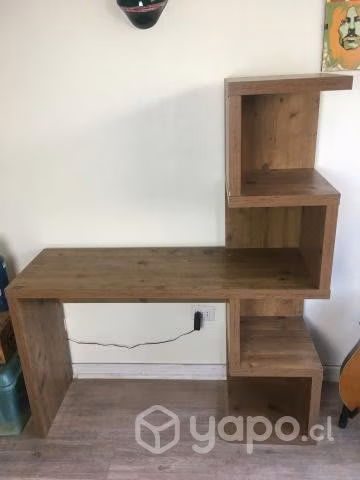 Escritorio con estantes