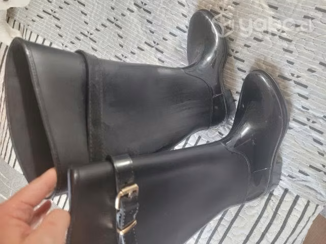 Botas de goma y charol