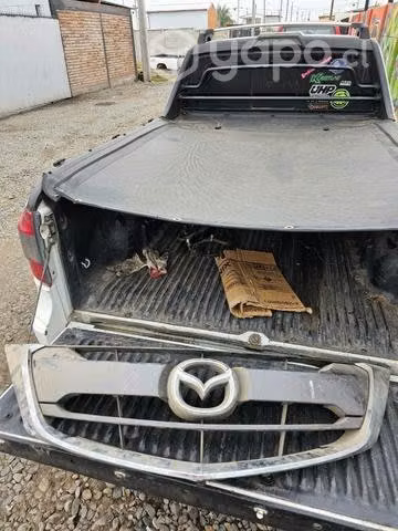 Mascarilla con detalles de mazda bt-50