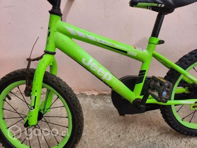 Bicicleta de niño aro 16 con rueditas marca jeep