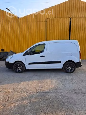 Radiador de agua Peugeot partner 2012-2018 usado