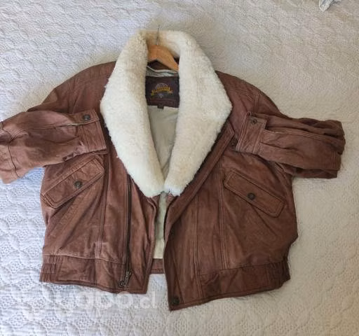 Hermosa chaqueta de cuero nueva