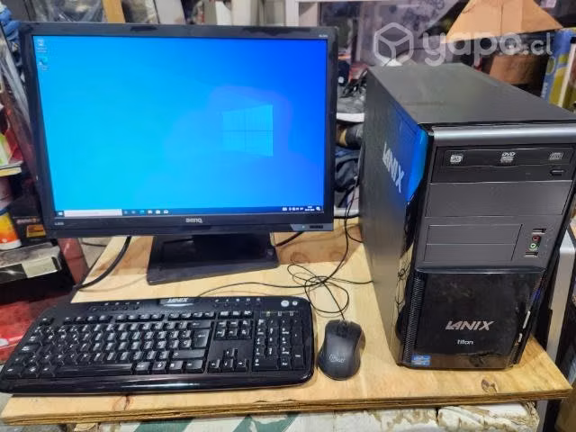 Computador i7 con monitor, teclado y ratón