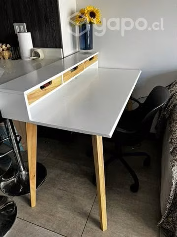 Escritorio blanco con silla negra