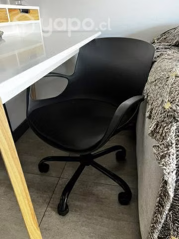 Escritorio blanco con silla negra - Imagen 3