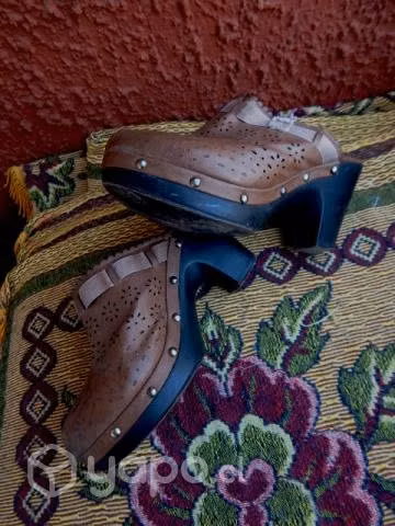 Elegantes Zapatos Suecos Marrones Con Tachas T37