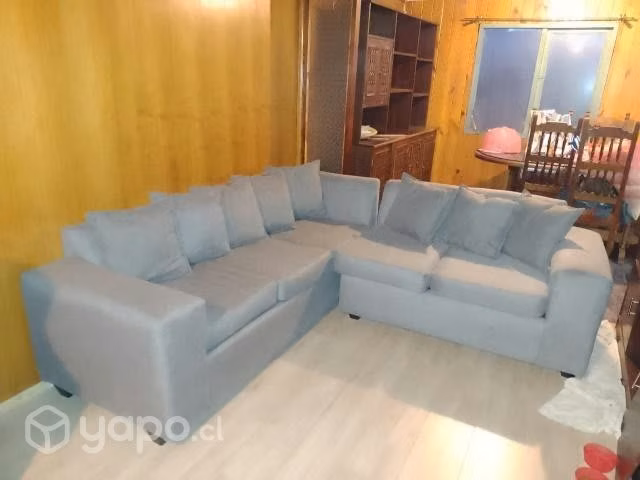 Sofá en L grisáceo
