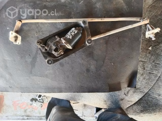 Motor de limpiaparabrisas delantero con articulaci