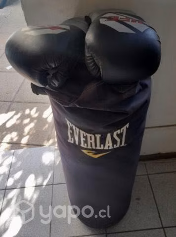 Saco de boxeo más guantes