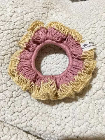 Scrunchies tejidos a crochet - Imagen 4