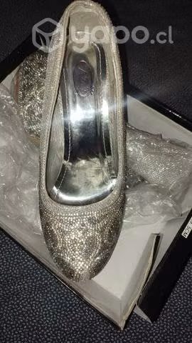 Tacones plateados un solo uso