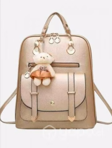 Cartera estilo Mochila, color Dorado con Osita