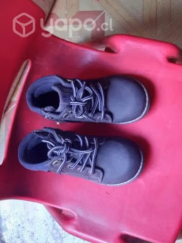 Zapatillas y bototo de niños en buen estado