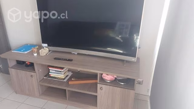 Tv curvo y rack clásico