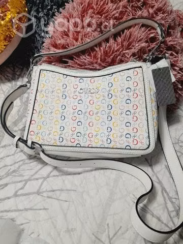 Cartera Guess" Nueva ".Tiene las tres B