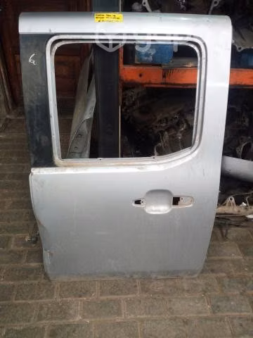 Puerta trasera izquierda con detalle Ford Ranger T