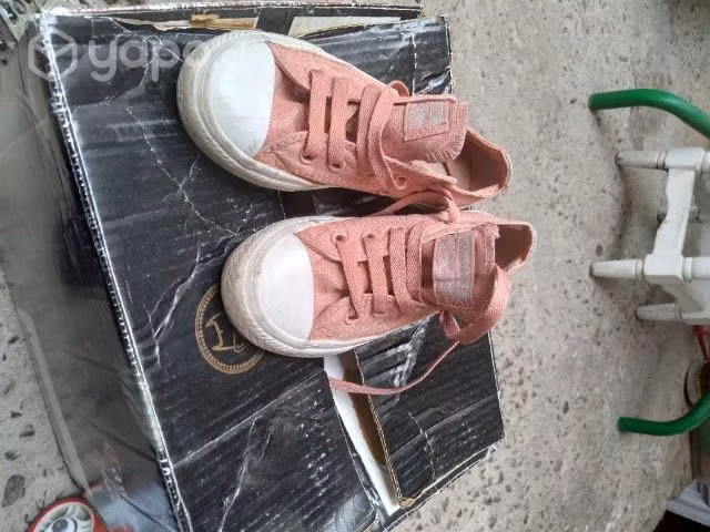 zapatos de niña y niño.