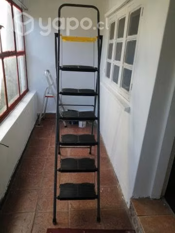 Escalera de tijera con peldanos anchos