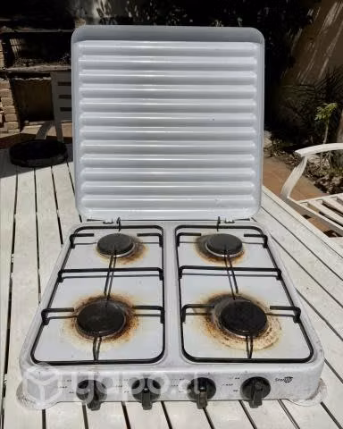 Cocinilla Con Tapa Sobre Mesa De 4 Hornillas Plato
