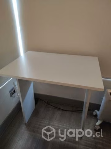 Escritorio pequeño, basico. Teletrabajo.