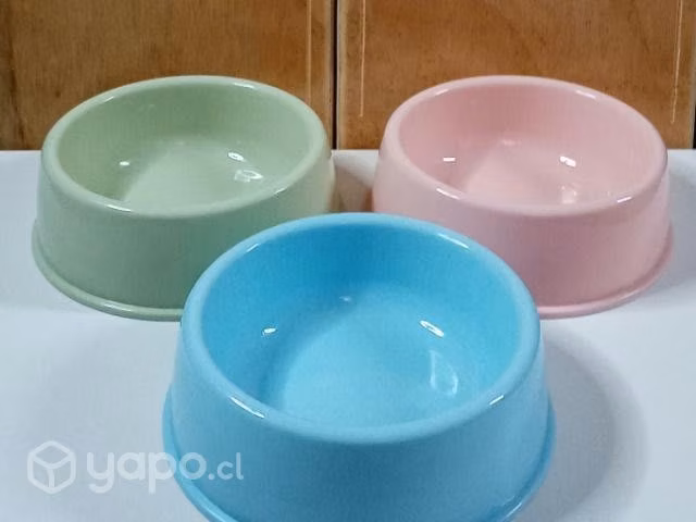 Juguetes y platos para mascotas
