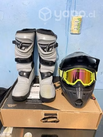 Bota y casco de cuadri moto