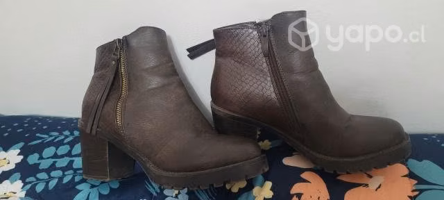 Botines café oscuro marca bata