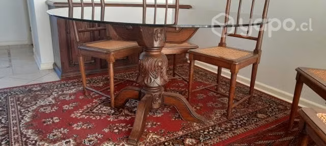 Comedor antiguo de Encina con pata tallada