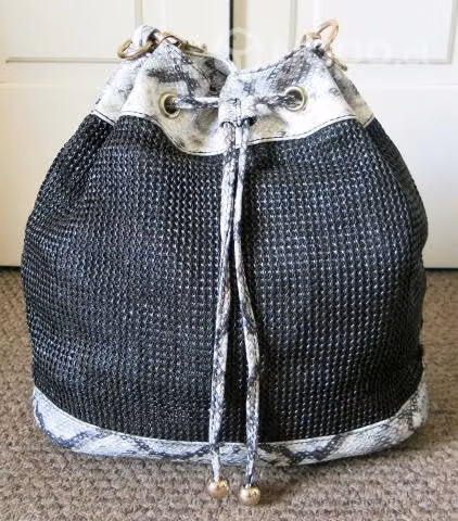 Mochila Negra Con Gris Reptil Nueva