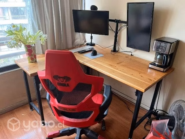 Escritorio con monitores y silla gamer