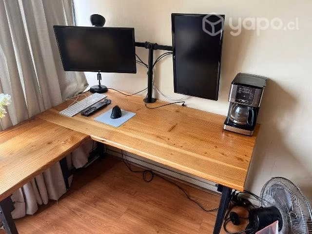 Escritorio con monitores y silla gamer