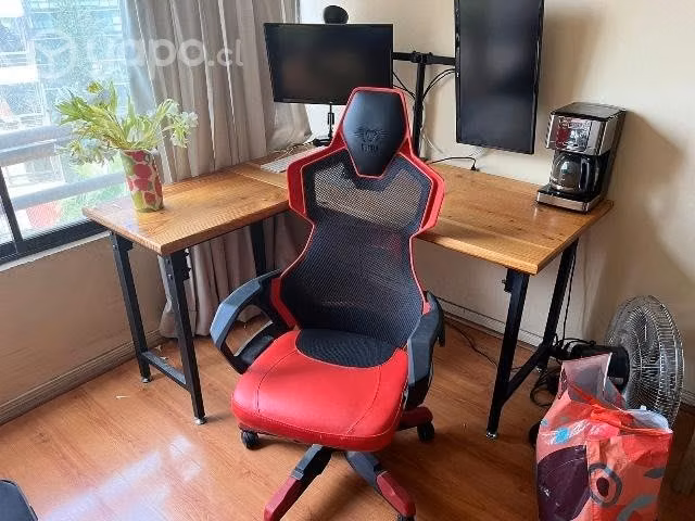 Escritorio con monitores y silla gamer