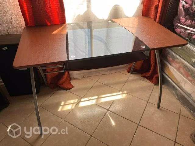 Escritorio de madera y vidrio
