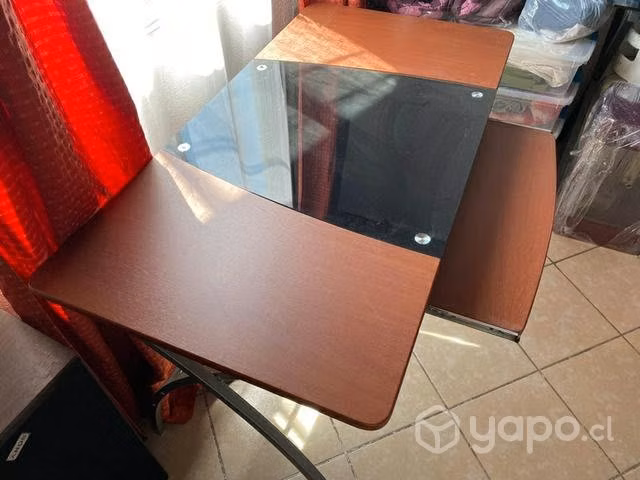 Escritorio de madera y vidrio