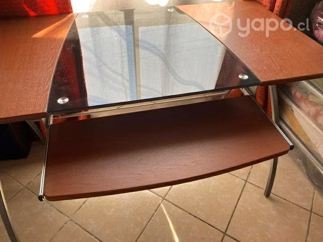 Escritorio de madera y vidrio