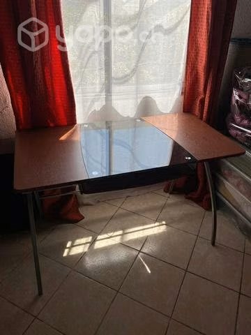 Escritorio de madera y vidrio