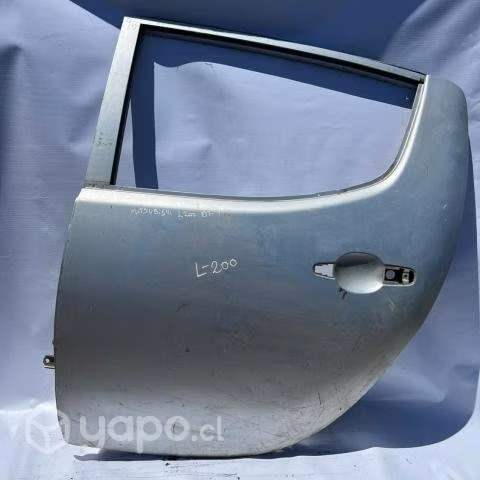Puerta trasera izquierda Mitsubishi l200 2012